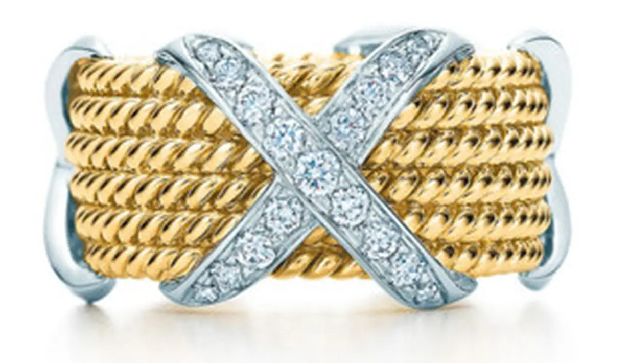 Cincin dengan aksen tambang menjadi statement tersendiri pada penampilan. Pada kesempatan ini, Rosé kenakan Tiffany & Co. Schlumberger® Rope Six-Row X Ring with diamonds. (Foto: Tiffany & Co.)