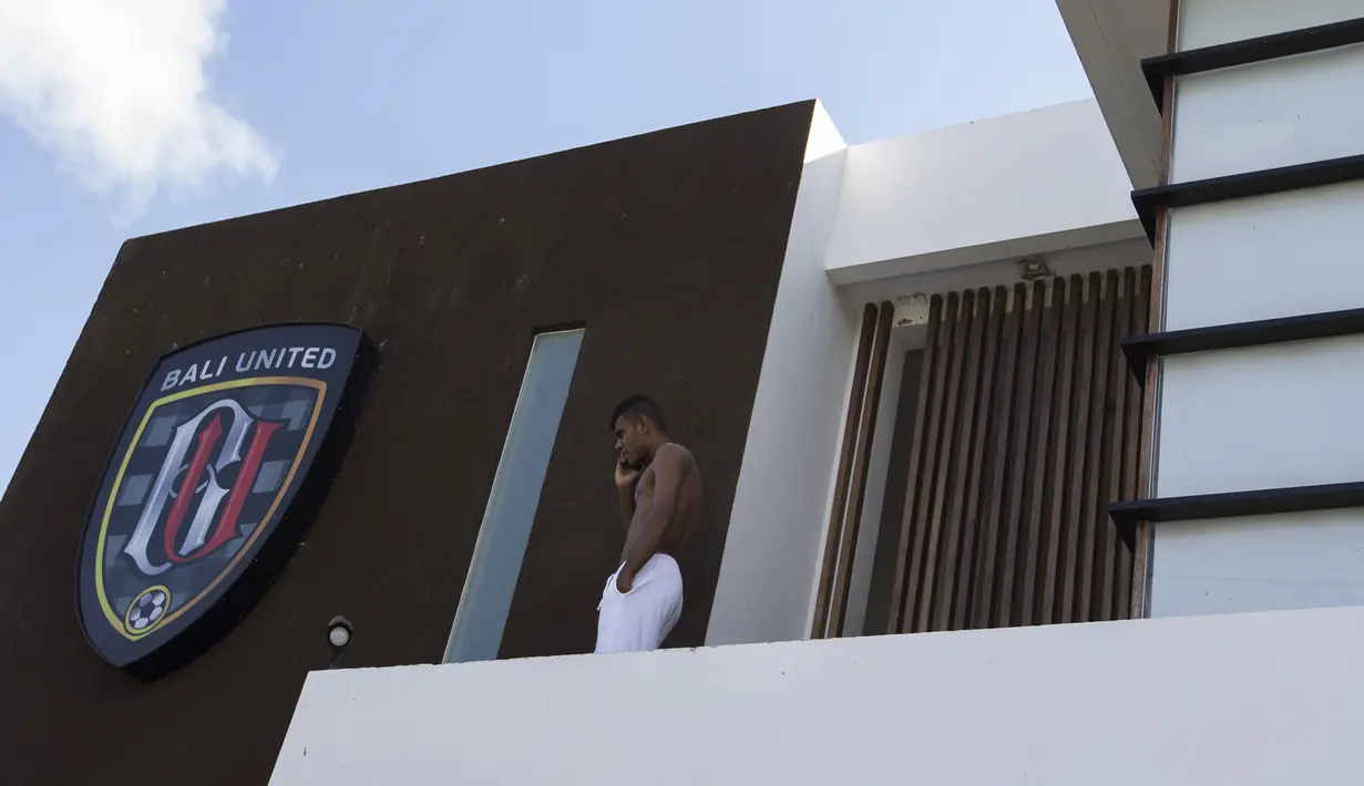 Pemain Bali United, Yabes Roni Malaifani sedang menerima telepon saat berada pada mess pemain di Kuta, Bali, Selasa (1/9/2015). (Bola.com/Vitalis Yogi Trisna)