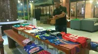 Striker PSS, Cristian Gonzales, melelang seluruh jerseynya untuk membantu korban gempa-tsunami Palu dan Donggala. (Bola.com/Ronald Seger Prabowo)