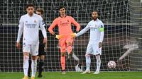 Kiper Real Madrid, Thibaut Courtois, tampak kecewa usai gawangnya kebobolan oleh Borussia Monchengladbach pada laga lanjutan Liga Champions di Borussia Park, Rabu (28/10/2020) dini hari WIB. Real Madrid bermain imbang 2-2 lawan Borussia Monchengladbach. (AFP/Ina Fassbender)