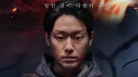 Terakhir, Lee Do Hyun berperan sebagai Bong Gil, seorang cenayang yang ahli dalam bidang mantera. Pakaian dukunnya yang tidak biasa dan ekspresi wajahnya yang serius. (Foto: Showbox via Soompi)