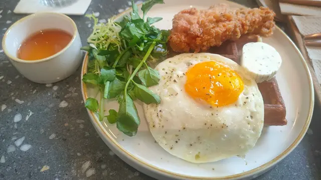Crispy Buttermilk Chicken Waffle with Maple Glaze di Sunday Folks Jakarta
