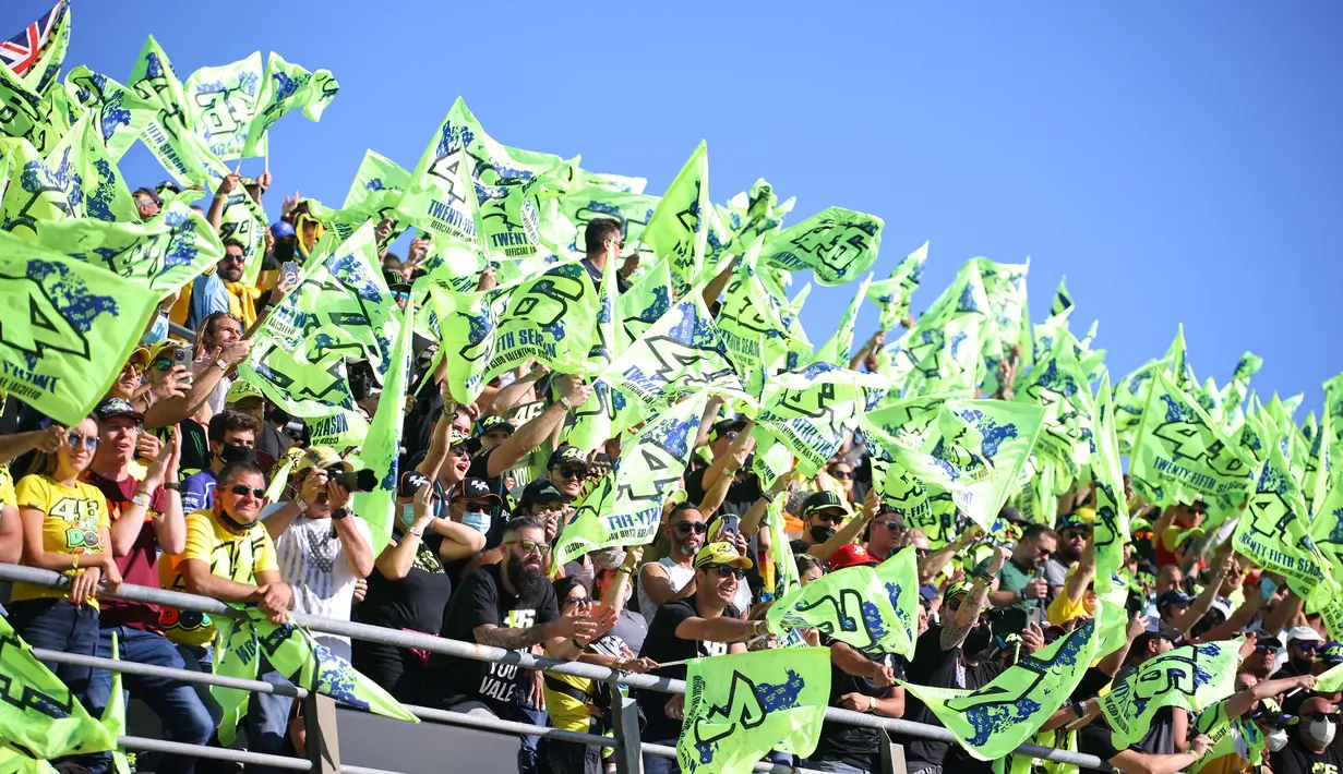 Hebatnya, The Doctor bukan hanya berkarier panjang. Dia menghiasi kariernya dengan pencapaian gemilang, merangkul jutaan fans, dan membuat MotoGP menjadi lebih moncer. (AFP/Jose Jordan)
