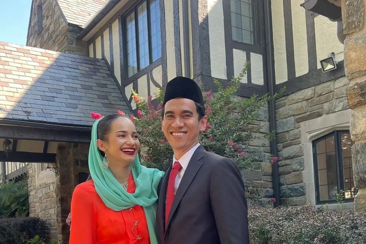 Enzy Storia saat Mengenakan Pakaian Kebaya Betawi