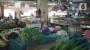 Pedagang menunggu pembeli di Pasar Minggu, Jakarta, Kamis (2/7/2020). Pemprov DKI Jakarta memutuskan untuk mengembalikan operasional seluruh pasar yang ada seperti sedia kala dengan memperpanjang jam buka pasar serta menghapus sistem operasional ganjil genap. (Liputan6.com/Immanuel Antonius)