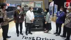 Dirjen ILMATE Kemenperin Taufik Bawazier (ketiga kiri) berbincang dengan Direktur Toyota-Astra Motor (TAM) Suranywaty Tjandrasa (ketiga kanan) dan Anton Jimmi Suwandy, didampingi Dirjen Hubdat Kemenhub Budi Setiyadi, Ketua Umum GAIKINDO Yohannes Nangoi dan Wakil Presdir TAM Henry Tanoto di Jakarta.