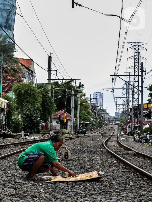 Aktivitas warga di bantaran rel kawasan pemukiman padat Pejompongan di tengah pandemi COVID-19, Jakarta, Kamis (28/1/2020). Dibandingkan  dengan  hasil  sensus  sebelumnya,  jumlah  penduduk  DKI  Jakarta terus  meningkat. (Liputan6.com/Johan Tallo)