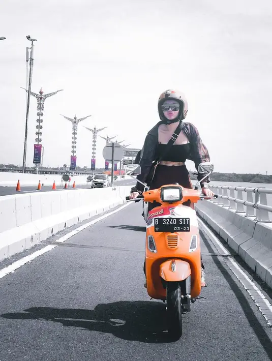 <p>Wika Salim tampil kece naik vespa warna oranye dengan ekspresi cool. Wika tampil dengan restleting jaket terbuka sehingga memperlihatkan busana warna hitam yang dikenakannya. (Instagram/wikasalim)</p>