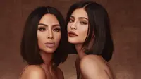 Kim Kardashian dan Kylie Jenner (dok. @kyliejenner/https://www.instagram.com/p/BqaizxDnzxQ/Putu Elmira)