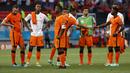 Para pemain timnas Belanda usai pertandingan babak 16 besar Euro 2020 antara Belanda dan Republik Ceko di Puskas Arena, Minggu (27/6/2021). Belanda yang terpaksa bermain dengan 10 pemain setelah turun minum secara mengejutkan disingkirkan Ceko usai kalah 0-2. (Bernadet Szabo/Pool via AP)