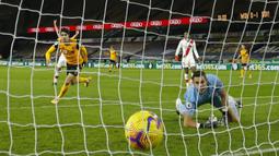 Gelandang Wolverhampton Wanderers, Pedro Neto, saat mencetak gol ke gawang Southampton pada laga lanjutan Liga Inggris di Molineux Stadium, Selasa (24/11/2020) dini hari WIB. Wolverhampton imbang 1-1 menghadapi Southampton. (AFP/Andrew Boyers/pool)