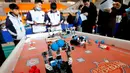 Para kontestan berpartisipasi dalam pertandingan penyelamatan robot selama kompetisi robotik untuk siswa SMP dan SD di Distrik Jimo, Qingdao, Provinsi Shandong, China, 29 November 2020. Kompetisi robotik itu mempertandingkan 20 kategori dan diikuti 300 lebih kontestan siswa. (Xinhua/Liang Xiaopeng)