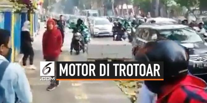 VIDEO: Viral Video Pengendara Motor Marah Saat Ditegur Melintasi Trotoar