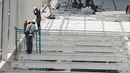 Pekerja menyelesaikan proyek pembangunan jembatan multiguna (skybridge) Tanah Abang di Jakarta, Selasa (9/10). PD Pembangunan Sarana Jaya tengah mengebut penyelesaian skybridge Tanah Abang yang ditarget selesai pada 15 Oktober (Liputan6.com/Faizal Fanani)