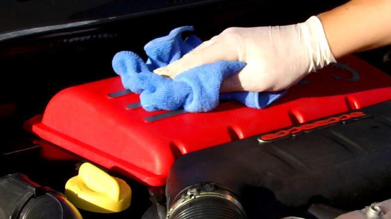 Mudah, Begini Cara Bersihkan Mesin Mobil Sendiri dengan Aman Tanpa Merusak Komponen Elektronik