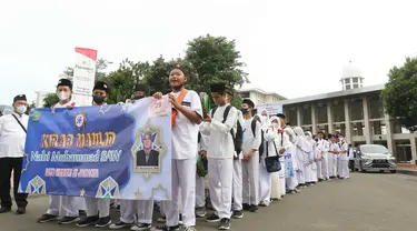 Murid sekolah melakukan pawai mengelilingi Kawasan Pejambon dan Gambir di Jakarta, Sabtu (8/10/2022). Pawai tersebut diikuti ratusan peserta dari Madrasah Ibtidaiyah (MI), Madrasah Tsanawiyah Negeri (MTsN), Madrasah Aliyah dan perwakilan Majelis Taklim Istiqlal dalam rangka memperingati Maulid Nabi Muhammad SAW. (Liputan6.com/Herman Zakharia)