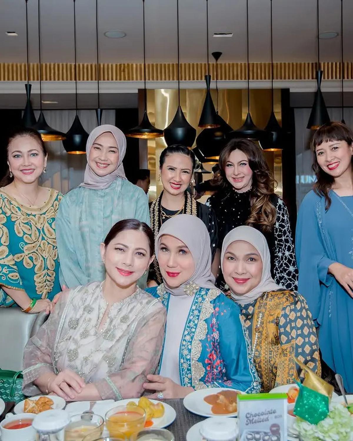 6 Potret Ultah Diana Pungky Bareng Artis Lawas Digelar Intimate, Tak Menua di Usia 51 Tahun
