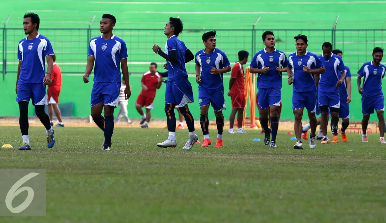 Skuat Arema saat menjalani sesi latihan terakhir di Stadion Gajayana Malang, Jumat (2/10/2015). Jelang laga menghadapi Sriwijaya FC, skuat Singo Edan menggeber sesi latihan secara tertutup. (Liputan6.com/Yoppy Renato)