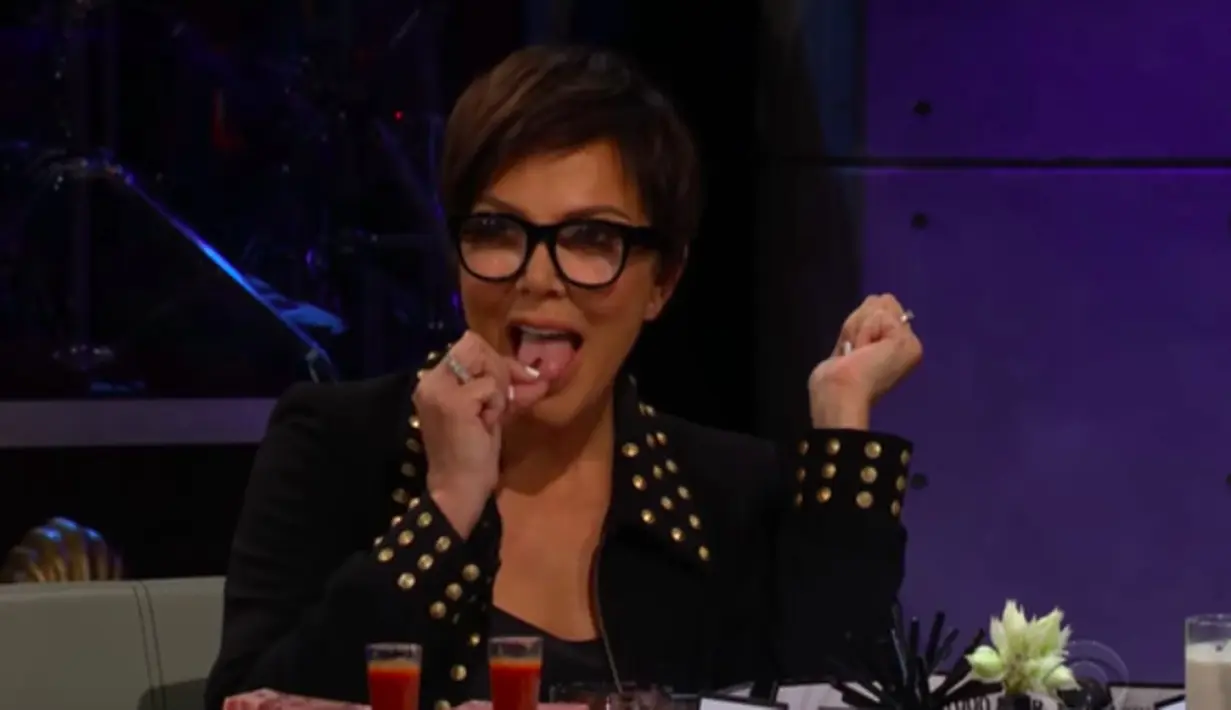 Tak ingin menjawab mengenai kisah pribadinya, Kris Jenner memilih untuk memakan jangkrik. (YouTube)