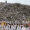 Ribuan umat muslim berkumpul di Bukit Jabal Rahmah saat mereka tiba di Arafah untuk menjalani wukuf di luar kota suci Mekah, Arab Saudi (30/8).  Bukit Jabal Rahma dikenal sebagai bukit kasih sayang. (AFP Photo / Ahmad Al-Rubaye)