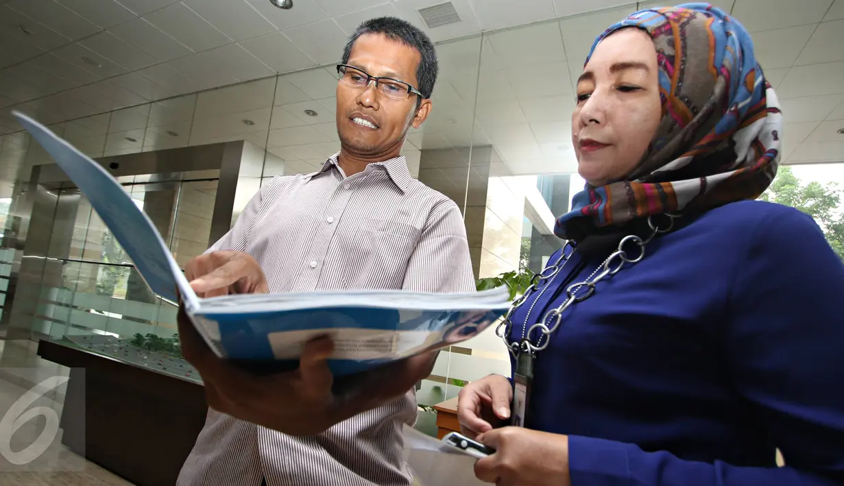 Koordinator Divisi Investigasi ICW Febri Hendri (kiri) berbincang dengan Plh Kepala Biro Humas BPK RI Rati Dewi saat menyerahkan Laporan Dugaan Pelangaran Kode Etik di Gedung BPK RI, Jakarta, Rabu (11/11). (Liputan6.com/Immanuel Antonius)