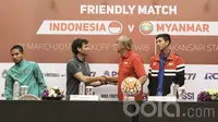 Pelatih Timnas Indonesia U-22, Luis Milla dan pelatih Myanmar, Gerd Zeise, memberikan keterangan dalam konferensi pers jelang laga persahabatan di Hotel Aston Sentul, Bogor, Senin (20/3/2017).