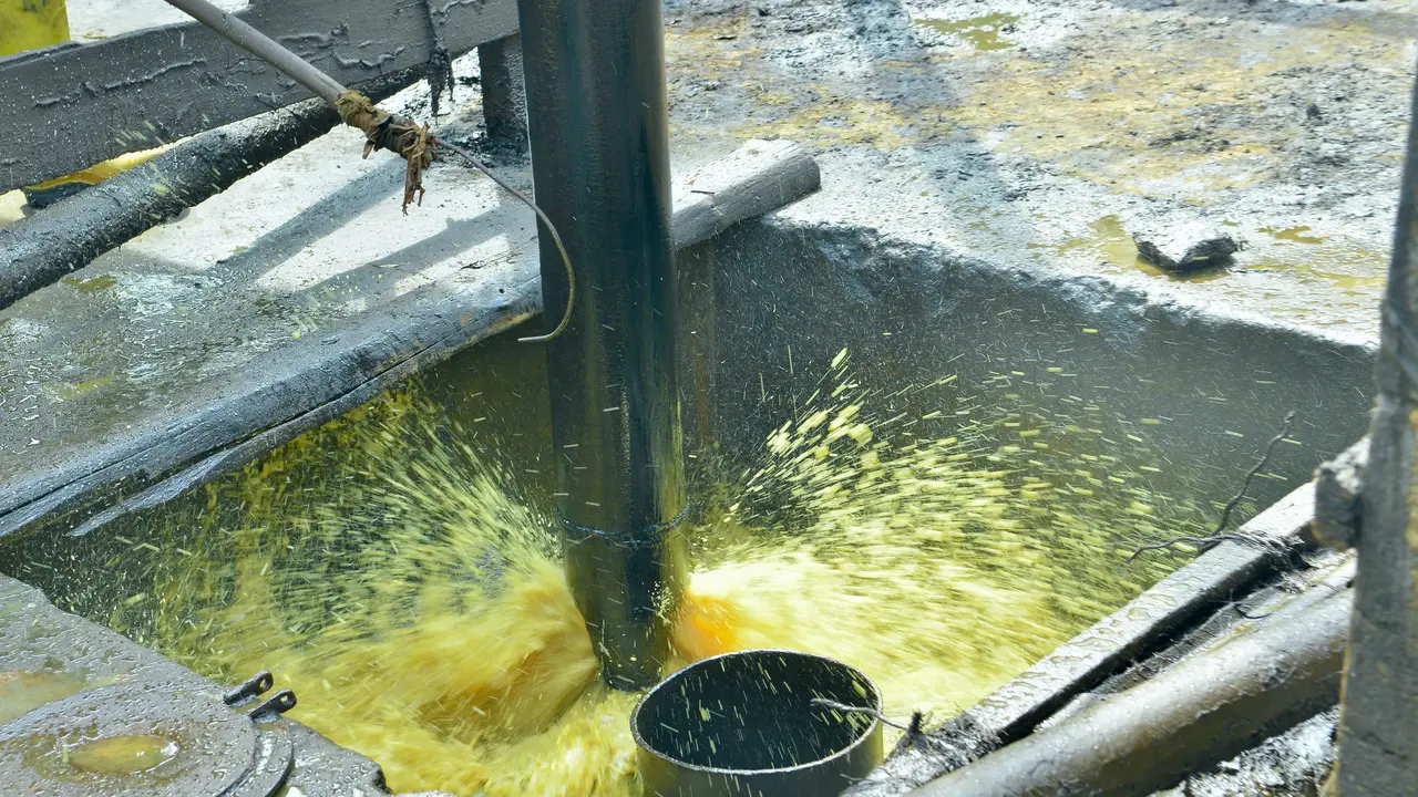 Menteri Energi dan Sumber Daya Mineral (ESDM) Bahlil Lahadalia meninjau sumur migas Ledok, salah satu lapangan migas tua di wilayah kerja (WK) Pertamina EP Cepu. (Foto: Kementerian ESDM)