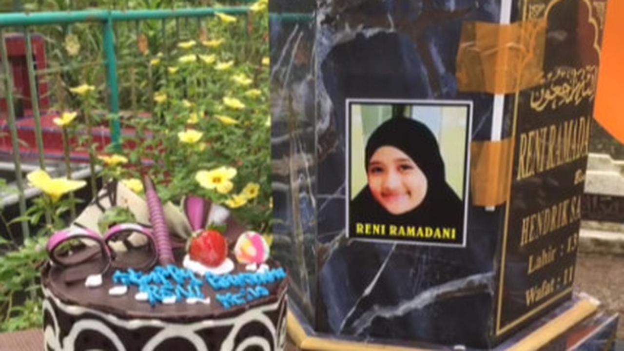 Viral Momen Orang Tua Rayakan Ulang Tahun Anaknya yang Sudah Meninggal, Kuburan di Hiasi Balon hingga Kue Ultah
