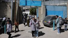 Siswi-siswi Palestina meninggalkan sekolah United Nations Relief and Works Agency for Palestine Refugees in the Near East atau Lembaga Bantuan dan Pekerjaan Perserikatan Bangsa Bangsa (PBB) untuk Pengungsi Palestina (UNRWA) di kamp pengungsi Shoafat, Yerusalem timur pada 8 Mei 2025. (AHMAD GHARABLI/AFP)