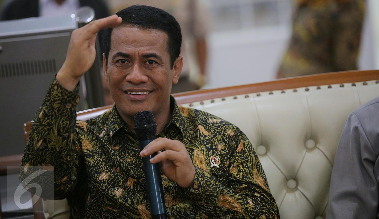 Menteri Pertanian (Mentan) Amran Sulaiman memberi keterangan usai menyambut kedatangan 500 ekor sapi asal NTT yang baru saja tiba di Pelabuhan Tanjung Priok, Jakarta, Selasa (9/2). (Liputan6.com/Faizal Fanani)
