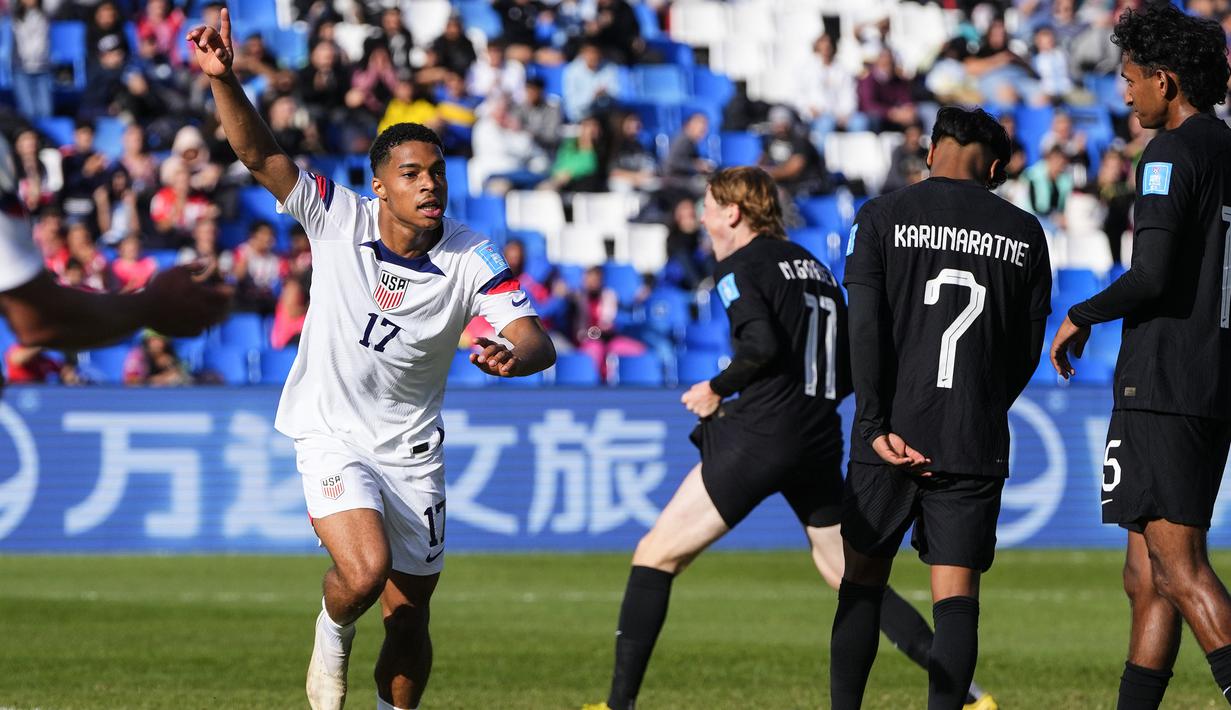 Selebrasi bek Timnas Amerika Serikat U-20, Justin Che setelah mencetak gol ketiga ke gawang Selandia Baru pada laga babak 16 besar Piala Dunia U-20 2023 di Malvinas Argentinas Stadium, Mendoza, Argentina, Rabu (31/5/2023) dini hari WIB. (AP Photo/Natacha Pisarenko)
