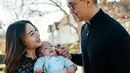 Dudung, sapaan Issa untuk sang adik, kenakan setelan atasan berkancing dan celana abu-abu. Setelan ini melapisi baby suit putih yang dikenakannya [@reynaldibunjamin]