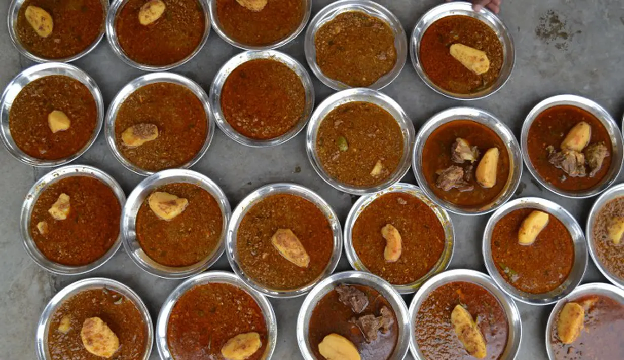 Ini adalah menu untuk berbuka puasa ala Muslim Pakistan. Semangkuk kari sebagai teman roti yang rasanya sungguh lezat, Quetta, Pakistan, Rabu (2/7/2014) (AFP PHOTO/BANARAS KHAN)