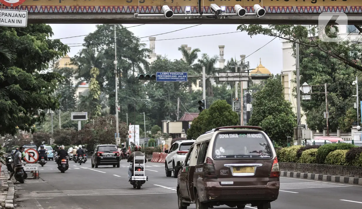Kendaraan melintasi kamera tilang elektronik atau Electronic Traffic Law Enforcement (ETLE) di Jalan Margonda Raya, Depok, Jawa Barat, Minggu (11/10/2020). Satlantas Polresta Depok akan memberlakukan sistem tilang elektronik pengendara mobil dan motor 1 November 2020. (merdeka.com/Iqbal S. Nugroho)