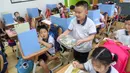 Seorang siswa berjalan mengembalikan piring kosongnya di sekolah dasar di Distrik Changning, Shanghai, China timur, pada 2 September 2020. Sekolah dasar tersebut mempromosikan kampanye "Bersihkan Piringmu" untuk mengurangi limbah makanan saat semester baru dimulai. (Xinhua/Ding Ting)