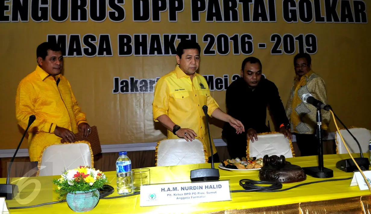 Ketua Umum Partai Golkar Setya Novanto (tengah) sebelum menggelar rapat pengurus di DPP Golkar, Jakarta, Senin (30/5). Menurut kabar ada lebih dari 200 orang yang menjadi pengurus Golkar 2016-2019. (Liputan6.com/Helmi Afandi)