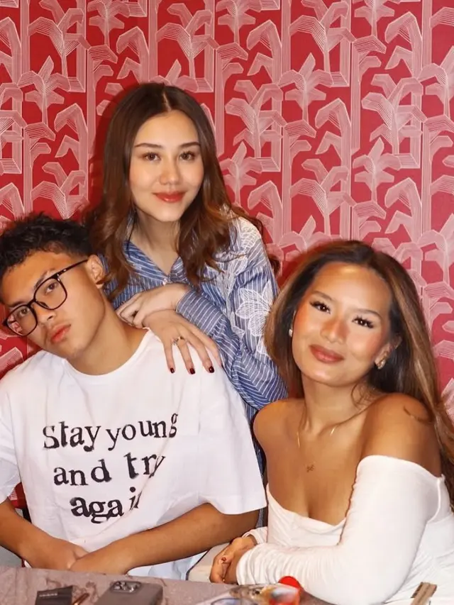 OOTD Aaliyah Massaid saat hangout bersama kakak dan adiknya. [@aaliyah.massaid]