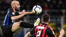 Gelandang Inter Milan, Borja Valero, mengontrol bola saat melawan AC Milan pada laga Serie A Italia di Stadion San Siro, Milan, Minggu (21/10). Inter menang 1-0 atas Milan. (AFP/Miguel Medina)