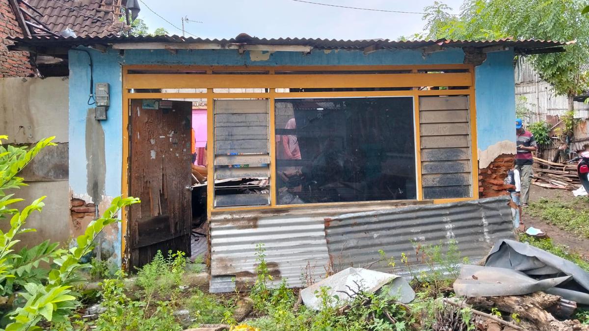 Detik-Detik Hujan Lebat Robohkan Rumah di Situbondo, Ibu Anak Lagi Tidur Tertimpa Tembok