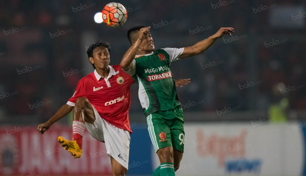 Gelandang Persija, Amarzukih, duel udara dengan gelandang PS TNI, Iman Fathurohman, pada laga Torabika Soccer Championship 2016 di SUGBK, Jakarta, Jumat (11/6/2016). Persija berhasil menang 1-0 atas PS TNI. (Bola.com/Vitalis Yogi Trisna)