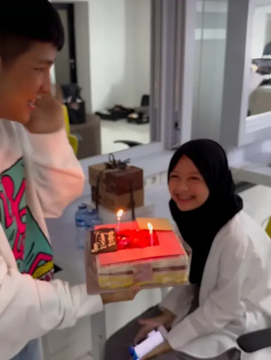 Halda tampak sangat bahagia mendapat kejutan dari Jirayut. "HBD ANAK BAIK," tulis penyanyi jebolan D'Academy Asia tersebut sebagai keterangan di Instagramnya. (Foto: Instagram/ jirayutdaa4official)