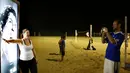 Neon box iklan bergambar Luis Suarez di pantai Copacabana, Rio de Janeiro, Brasil, mengundang pengunjung untuk mengekspresikan diri seolah-olah menjadi korban penggigitan, (26/6/2014). (REUTERS/Kai Pfaffenbach)