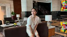 Ussy mengenakan setelan serba putih yang membuat tampilannya semakin elegan. Celana pendek yang ia kenakan pun berhasil menonjolkan kesan santai namun tetap stylish, membuat banyak netizen kagum. Mereka salah fokus pada pilihan busana Ussy yang membuatnya terlihat seperti masih berusia 20-an.  (Liputan6.com/IG/@ussypratama)