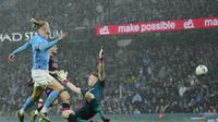 Erling Haaland mencetak tiga gol dalam kemenangan Man City 6-0 atas Burnley pada perempat final Piala FA 2022/2023 di Etihad Stadium, Minggu (19/3/2023). (AP/Jon Super)