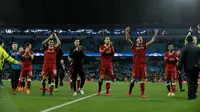 Pemain Liverpool merayakan kemenangan mereka atas Manchester City di hadapan suporter pada akhir laga leg kedua perempat final Liga Champions di Stadion Etihad, Rabu (11/4). Manchester City harus tersingkir usai takluk 1-2 dari Liverpool.  (AP/Rui Vieira)