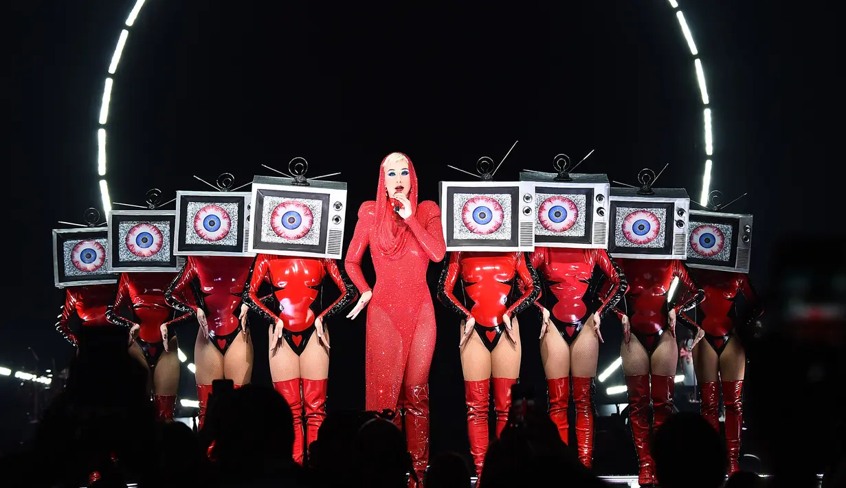 Penyanyi Katy Perry tampil di Madison Square Garden dalam tur "Witness: The Tour" di New York (2/10). (Michael Loccisano/Getty Images/AFP)