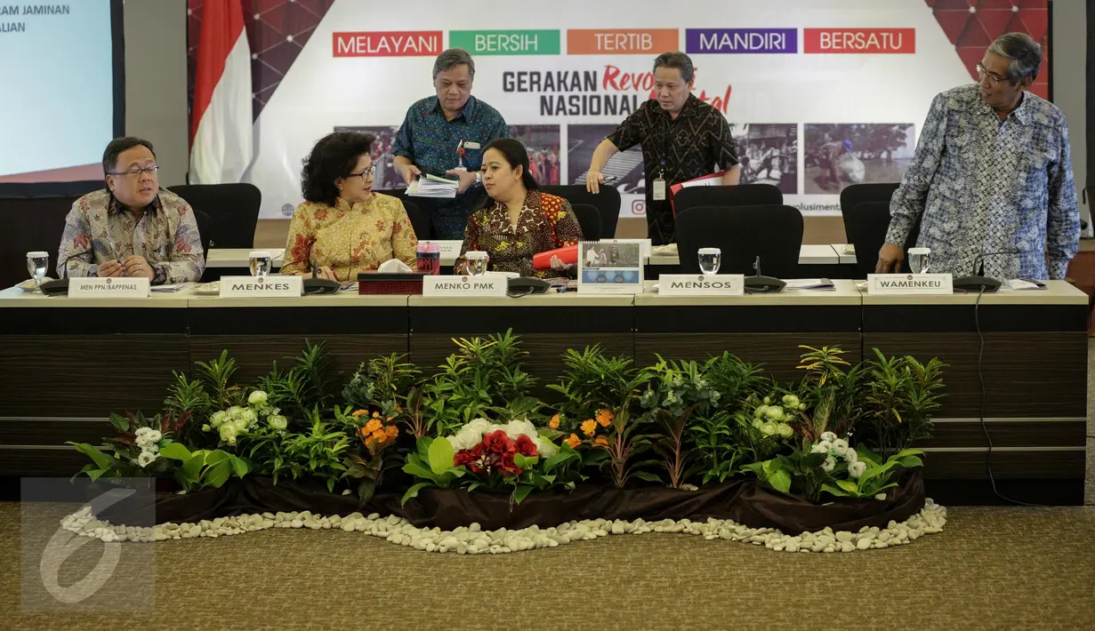 Suasana sebelum rapat tingkat Menteri di Kementerian Kemenko PMK) Jakarta, Kamis (30/3). Rapat membahas pengendalian Defisit DJS Kesehatan. (Liputan6.com/Faizal Fanani)