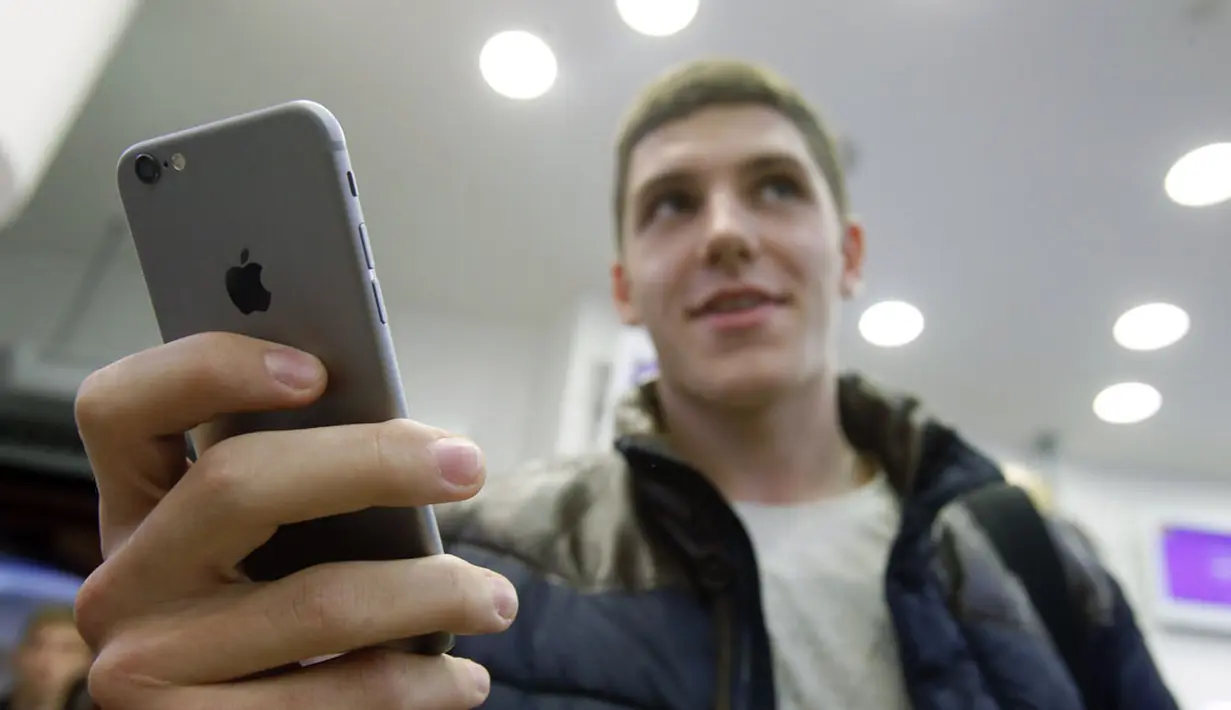 Pelanggan memegang iPhone 6 yang baru dirilis di sejumlah kota besar di Rusia, Jumat, (26/9/2014). (REUTERS/Maxim Shemetov)