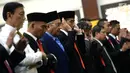 Presiden Jokowi dan PM Malaysia Mahathir Mohamad melakukan salat Jumat bersama di Masjid Jami' Baitussalam, Istana Bogor, Jawa Barat, Jumat (29/6). Jokowi menyetir mobil golf yang ditumpangi Mahathir dari Istana ke masjid. (Liputan6.com/Pool/Wihdan)