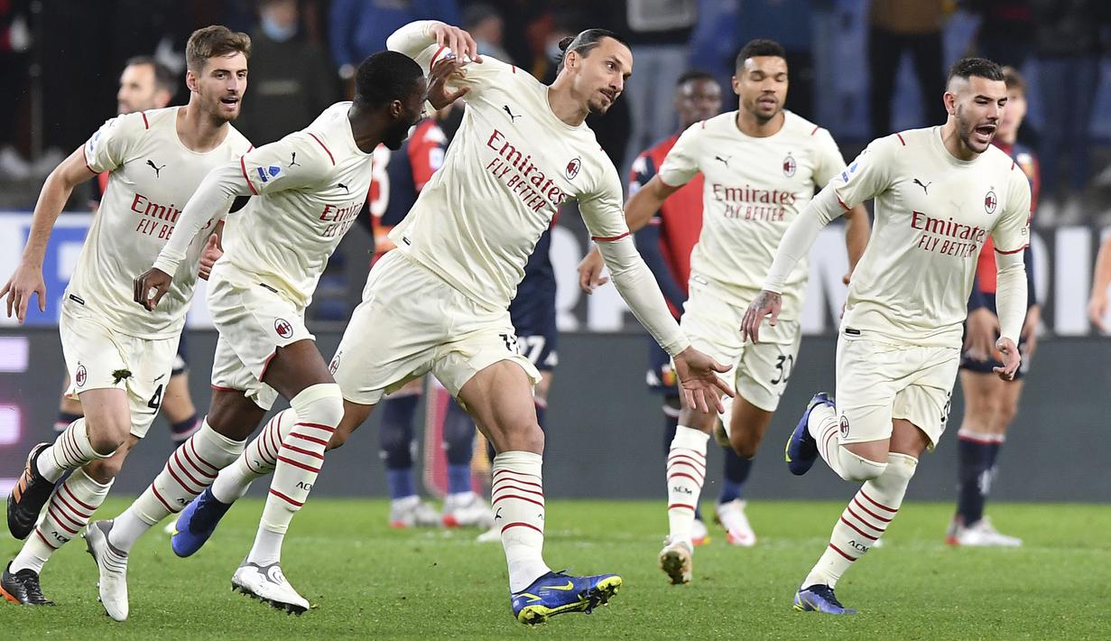 Posisi kedua klasemen yang sebelumnya ditempati oleh Inter Milan usai menang dari Spezia, berhasil direbut kembali oleh AC Milan. Rossoneri sukses mencetak tiga gol tanpa balas ke gawang tuan rumah Genoa. Gol-gol dicetak oleh Ibrahimovic (tengah) dan Junior Messias. (La Presse via AP/Tano Pecoraro)